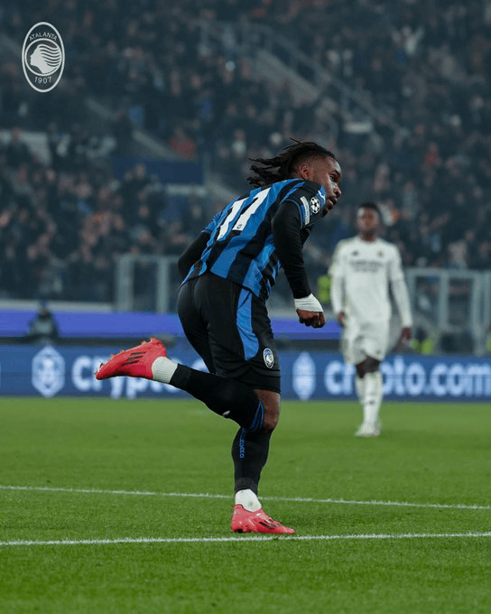 Ademola Lookman descuenta por el equipo italiano y será un cierre de partido dramático en la Champions