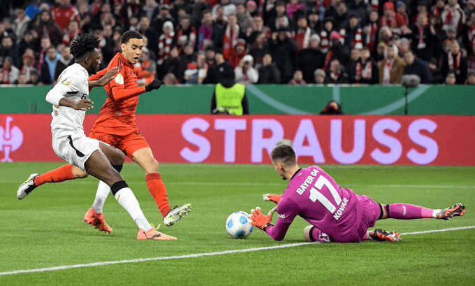 El Bayern lo intenta a pesar de tener a un jugador menos en la cancha Pokal