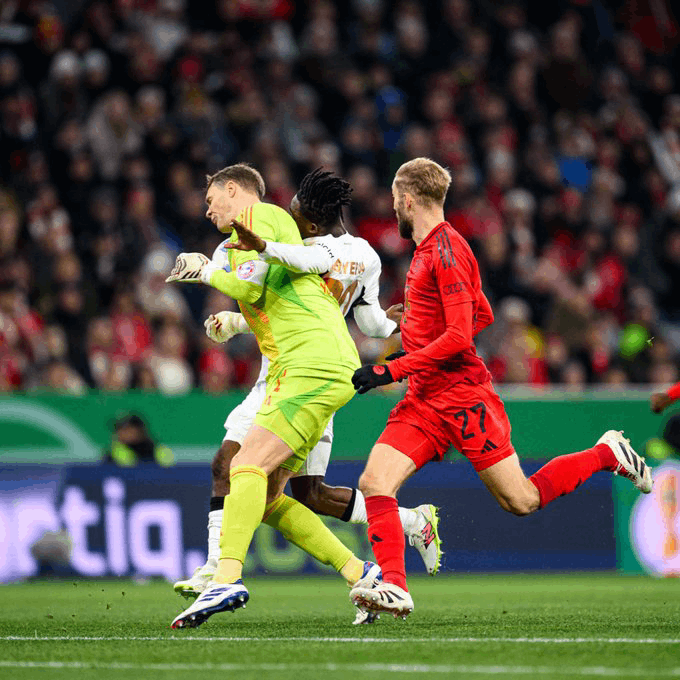 Manuel Neuer expulsado tras fuerte entrada el Bayern se queda con un jugador menos